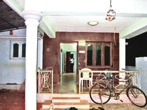 சாத்தான்குளம் அருகே ஒர்க்‌ஷாப் உரிமையாளர் வீட்டில் ரூ.8லட்சம் மதிப்புள்ள நகை கொள்ளை