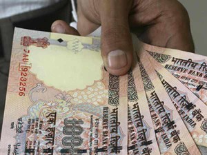 தனியார் ஏடிஎம் இயந்திரத்தில் கொட்டிய கள்ளநோட்டுகள்