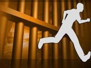 போலீசாரிடமிருந்து இருமுறை தப்பியவர் திருச்செந்தூரில் சிக்கினார்