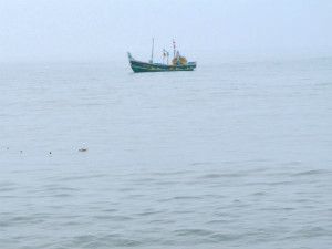 மணல் மேடால் திணறும் மணப்பாடு மீனவர்கள்- தூண்டில் பாலம் அமைக்க கோரிக்கை