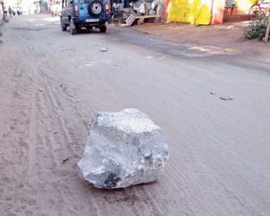 திசையன்விளையில் லாரிகளில் இருந்து விழும் கற்களினால் விபத்து ஏற்படும் அபாயம்